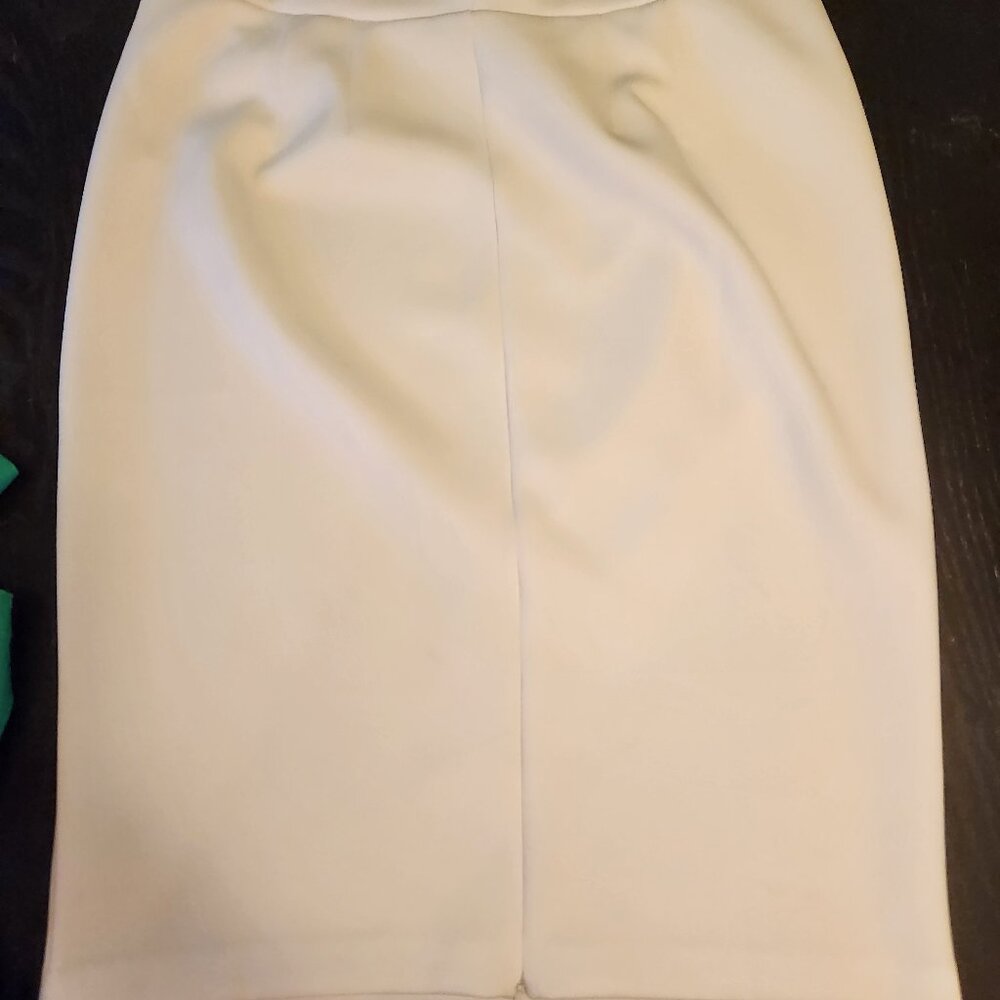 White Eloquii pencil skirt size 18 in like-new condition - Picture 2 of 3